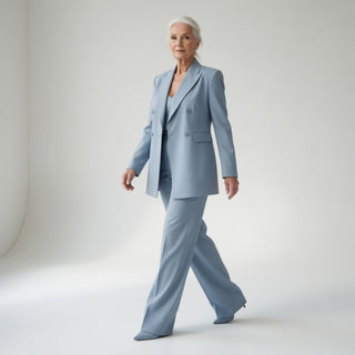 Élisabeth™ — Tailleur pantalon bleu glacier élégance structurée